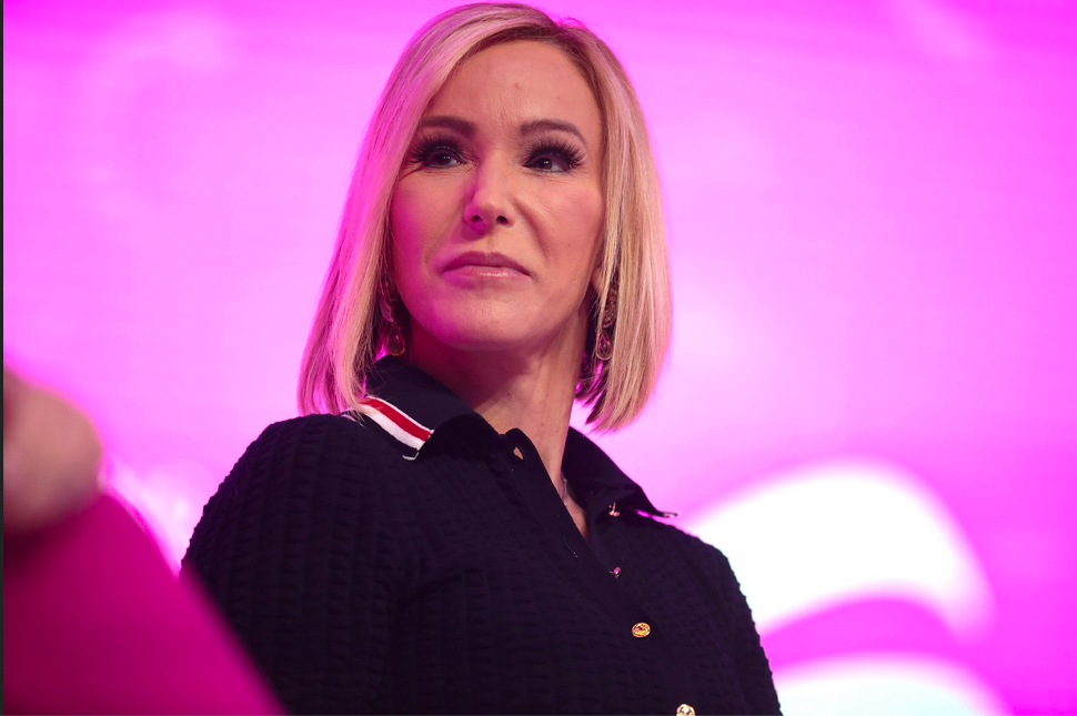 Paula White, prédicatrice qui murmure à l'oreille de Trump