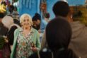 Carmen Maura dans une rue ensoleillée de Tanger, dans le film Rue Málaga.