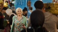 Carmen Maura dans une rue ensoleillée de Tanger, dans le film Rue Málaga.