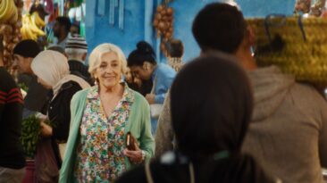 Carmen Maura dans une rue ensoleillée de Tanger, dans le film Rue Málaga.