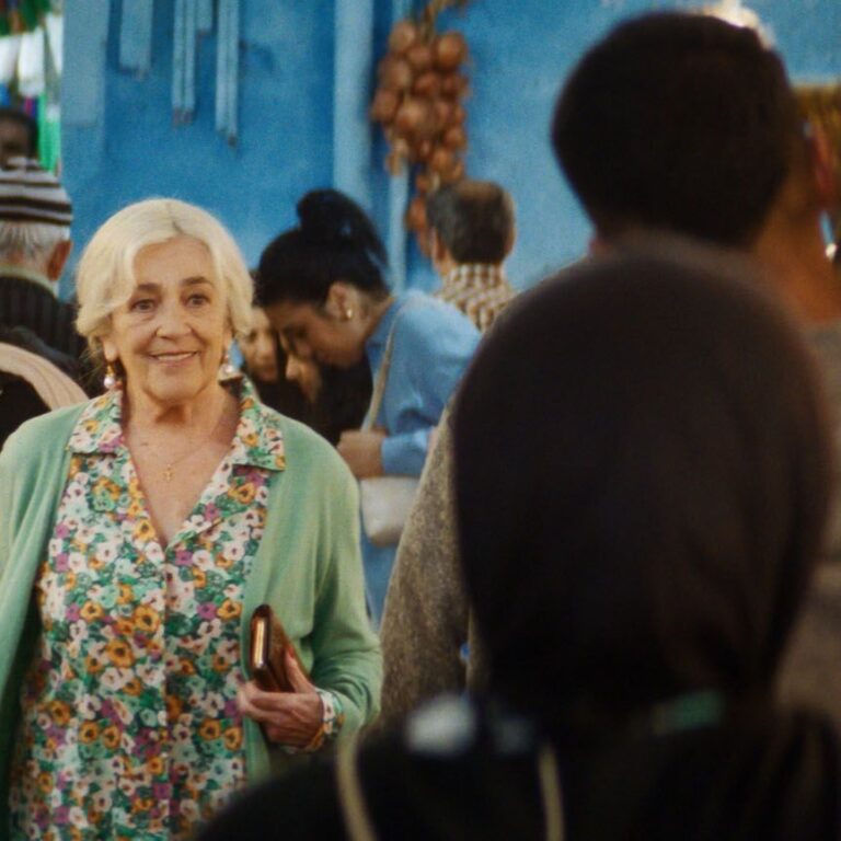Carmen Maura dans une rue ensoleillée de Tanger, dans le film Rue Málaga.