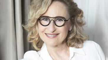 Portrait d’Adeline Attia, entrepreneure et fondatrice de Bonnie & Smile, évoquant son parcours entre cancer et travail.