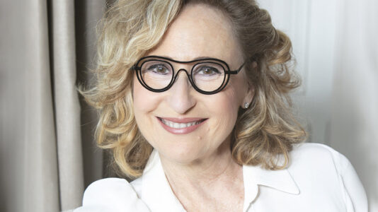 Portrait d’Adeline Attia, entrepreneure et fondatrice de Bonnie & Smile, évoquant son parcours entre cancer et travail.