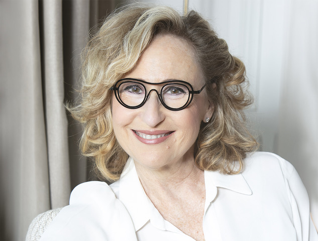 Portrait d’Adeline Attia, entrepreneure et fondatrice de Bonnie & Smile, évoquant son parcours entre cancer et travail.