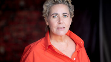 Portrait de Catherine Piffaretti, comédienne et coréférente de la commission « Tunnel de la comédienne de 50 ans » à l’AAFA, engagée pour la représentation des femmes de plus de 50 ans au cinéma.