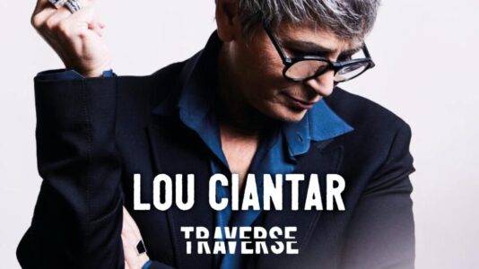 Portrait de Lou Ciantar, chanteuse de 63 ans, à l’occasion de la sortie de son album indépendant