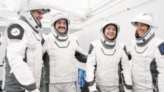 Sophie Adenot pose aux côtés de l’équipage de la mission Crew-12 avant le décollage vers la Station spatiale internationale, 13 février 2026.