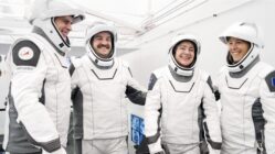 Sophie Adenot pose aux côtés de l’équipage de la mission Crew-12 avant le décollage vers la Station spatiale internationale, 13 février 2026.