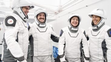 Sophie Adenot pose aux côtés de l’équipage de la mission Crew-12 avant le décollage vers la Station spatiale internationale, 13 février 2026.