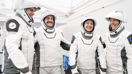 Sophie Adenot pose aux côtés de l’équipage de la mission Crew-12 avant le décollage vers la Station spatiale internationale, 13 février 2026.
