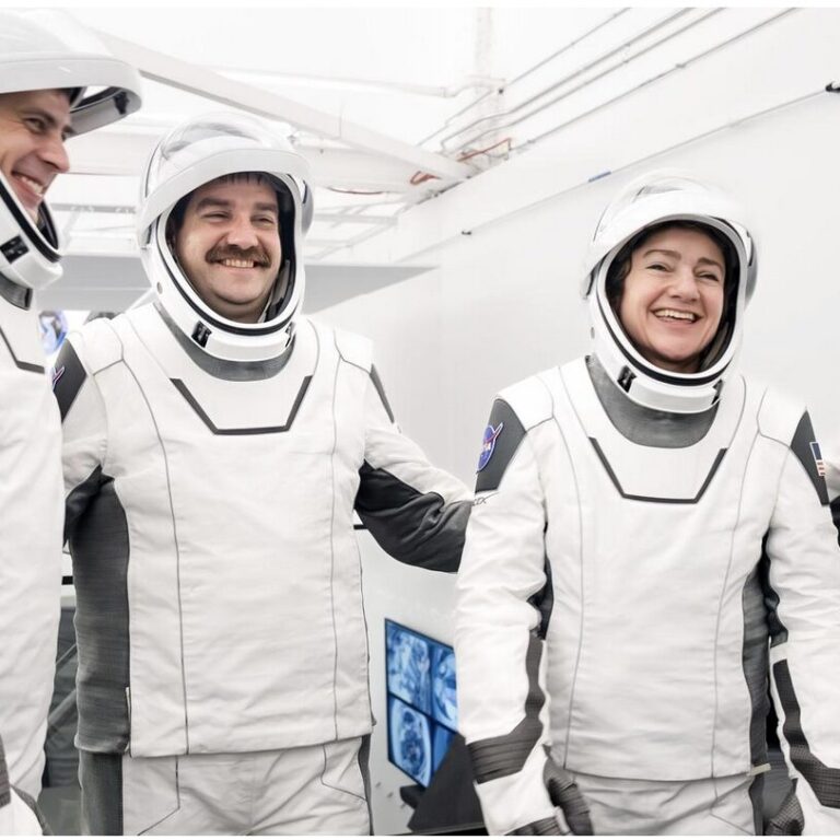 Sophie Adenot pose aux côtés de l’équipage de la mission Crew-12 avant le décollage vers la Station spatiale internationale, 13 février 2026.