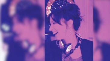 Béatrice Ardisson lors d’un DJ set, casque sur les oreilles, illustratrice sonore française décédée en 2026.