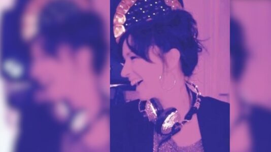 Béatrice Ardisson lors d’un DJ set, casque sur les oreilles, illustratrice sonore française décédée en 2026.