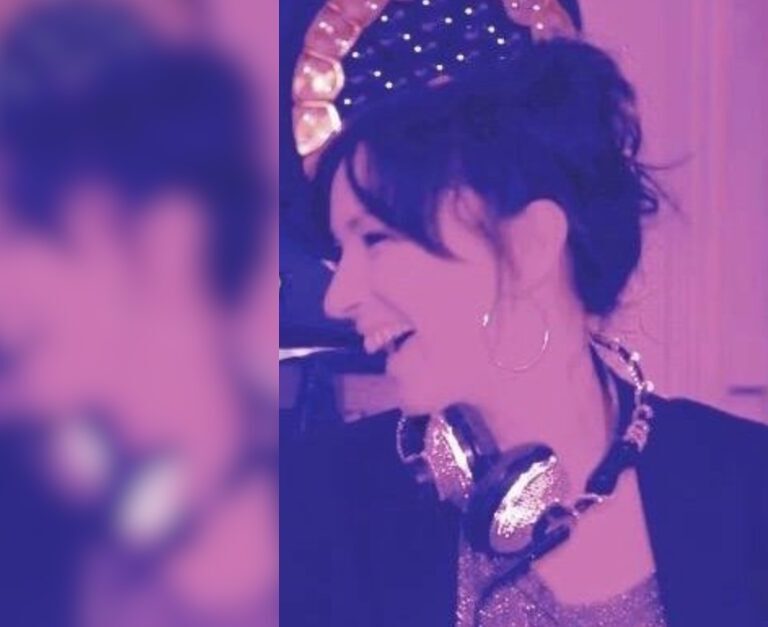 Béatrice Ardisson lors d’un DJ set, casque sur les oreilles, illustratrice sonore française décédée en 2026.