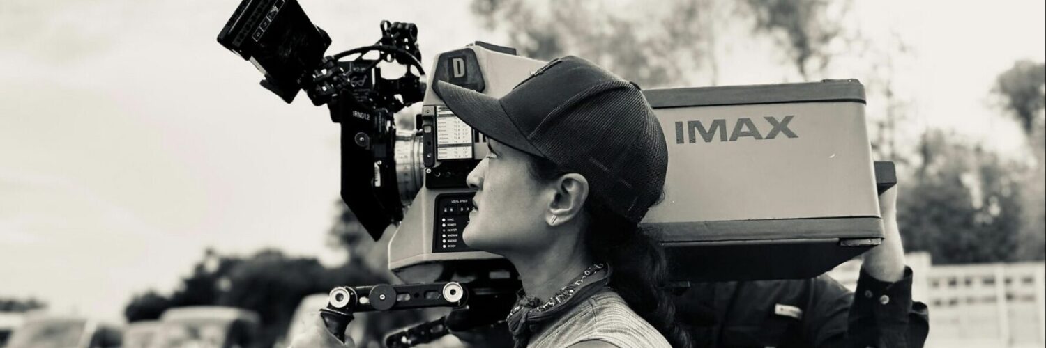 Autumn Durald Arkapaw derrière la caméra sur un plateau de tournage.