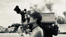 Autumn Durald Arkapaw derrière la caméra sur un plateau de tournage.