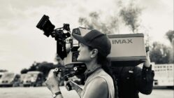 Autumn Durald Arkapaw derrière la caméra sur un plateau de tournage.