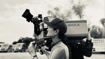 Autumn Durald Arkapaw derrière la caméra sur un plateau de tournage.