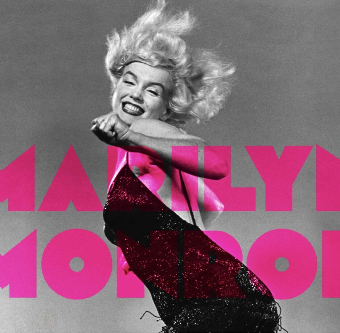 Affiche de l’exposition Marilyn Monroe à la Cinémathèque française, avec un portrait en noir et blanc de l’actrice et son nom en grandes lettres roses.