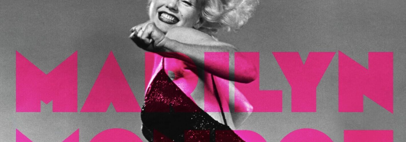 Affiche de l’exposition Marilyn Monroe à la Cinémathèque française, avec un portrait en noir et blanc de l’actrice et son nom en grandes lettres roses.