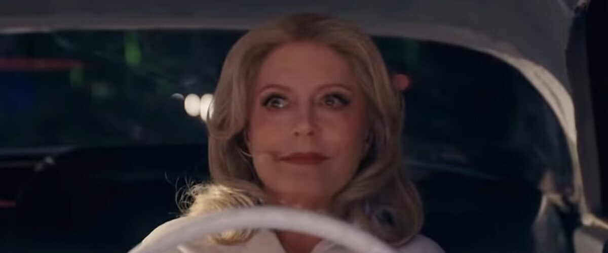 Susan Sarandon assise dans une voiture vintage sur la scène de Coachella 2026, lors du show de Sabrina Carpenter.