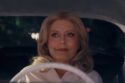 Susan Sarandon assise dans une voiture vintage sur la scène de Coachella 2026, lors du show de Sabrina Carpenter.