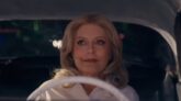 Susan Sarandon assise dans une voiture vintage sur la scène de Coachella 2026, lors du show de Sabrina Carpenter.