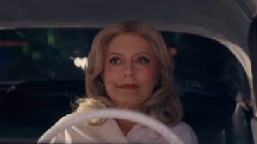 Susan Sarandon assise dans une voiture vintage sur la scène de Coachella 2026, lors du show de Sabrina Carpenter.