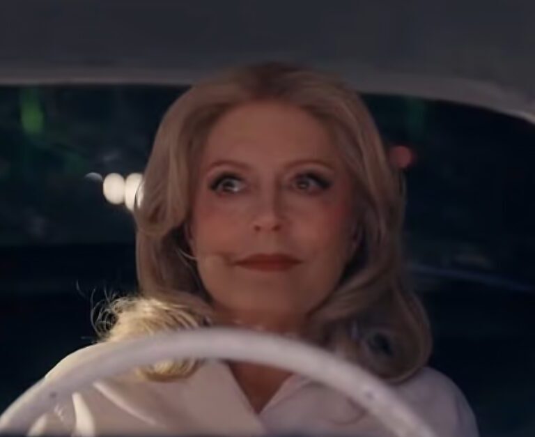 Susan Sarandon assise dans une voiture vintage sur la scène de Coachella 2026, lors du show de Sabrina Carpenter.