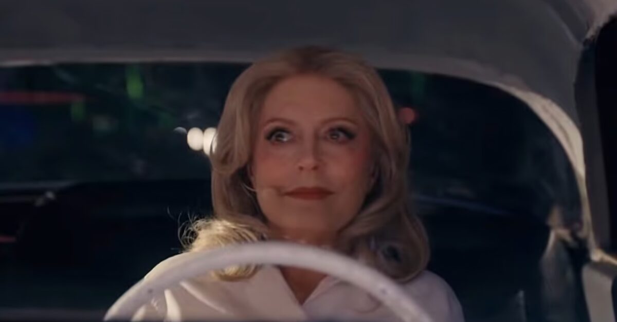 À COACHELLA, SABRINA CARPENTER MET EN SCÈNE SON PROPRE VIEILLISSEMENT AVEC SUSAN SARANDON