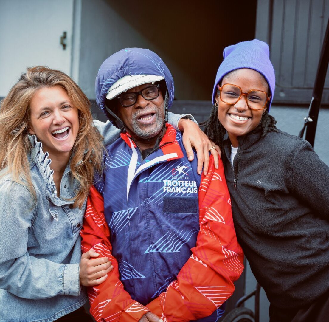 Marine Barnérias pose aux côtés de Jean-Paul et Maëlle, duo du premier épisode de J’irai au bout de tes rêves sur France Télévisions.