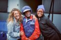 Marine Barnérias pose aux côtés de Jean-Paul et Maëlle, duo du premier épisode de J’irai au bout de tes rêves sur France Télévisions.