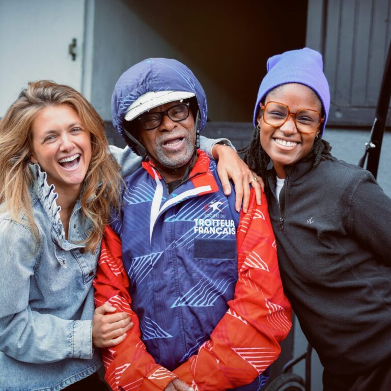 Marine Barnérias pose aux côtés de Jean-Paul et Maëlle, duo du premier épisode de J’irai au bout de tes rêves sur France Télévisions.