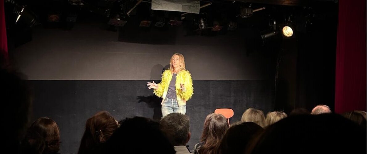 Juliane Grospiron sur scène dans J’ai avalé ma mère, seule face au public, à La Divine Comédie.