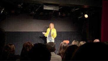 Juliane Grospiron sur scène dans J’ai avalé ma mère, seule face au public, à La Divine Comédie.