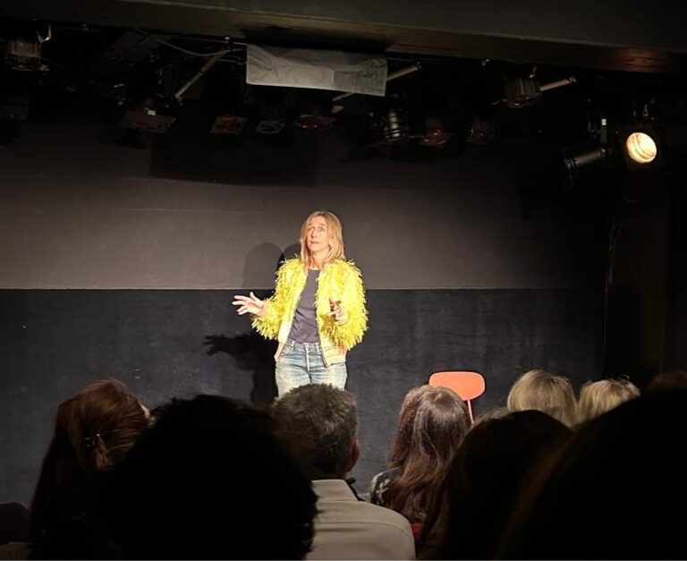 Juliane Grospiron sur scène dans J’ai avalé ma mère, seule face au public, à La Divine Comédie.