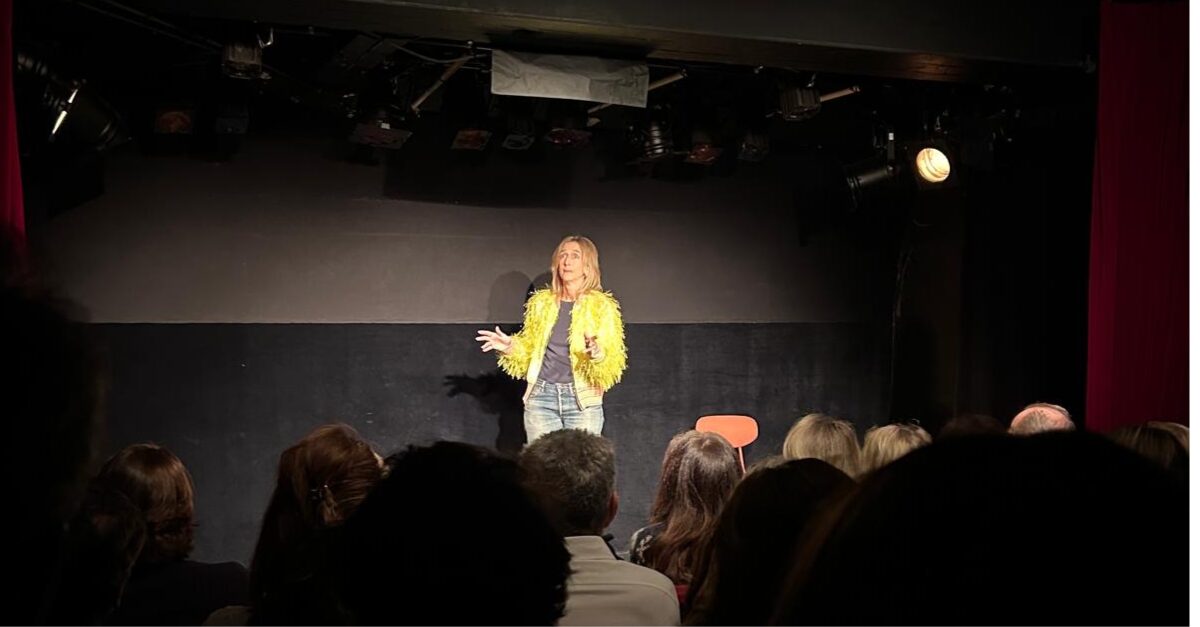 « J'AI AVALÉ MA MÈRE » : JULIANE GROSPIRON CROQUE DES ARISTOCRATES EN QUÊTE D'ÉMANCIPATION FÉMININE