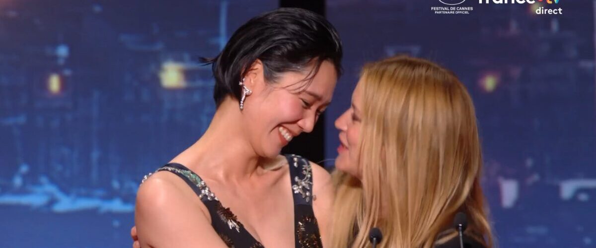Virginie Efira et Tao Okamoto s’enlacent après avoir reçu le prix d’interprétation féminine à Cannes 2026 pour « Soudain ».