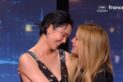 Virginie Efira et Tao Okamoto s’enlacent après avoir reçu le prix d’interprétation féminine à Cannes 2026 pour « Soudain ».