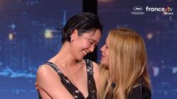 Virginie Efira et Tao Okamoto s’enlacent après avoir reçu le prix d’interprétation féminine à Cannes 2026 pour « Soudain ».