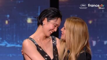 Virginie Efira et Tao Okamoto s’enlacent après avoir reçu le prix d’interprétation féminine à Cannes 2026 pour « Soudain ».