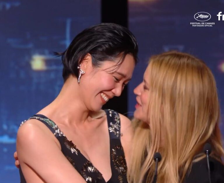 Virginie Efira et Tao Okamoto s’enlacent après avoir reçu le prix d’interprétation féminine à Cannes 2026 pour « Soudain ».