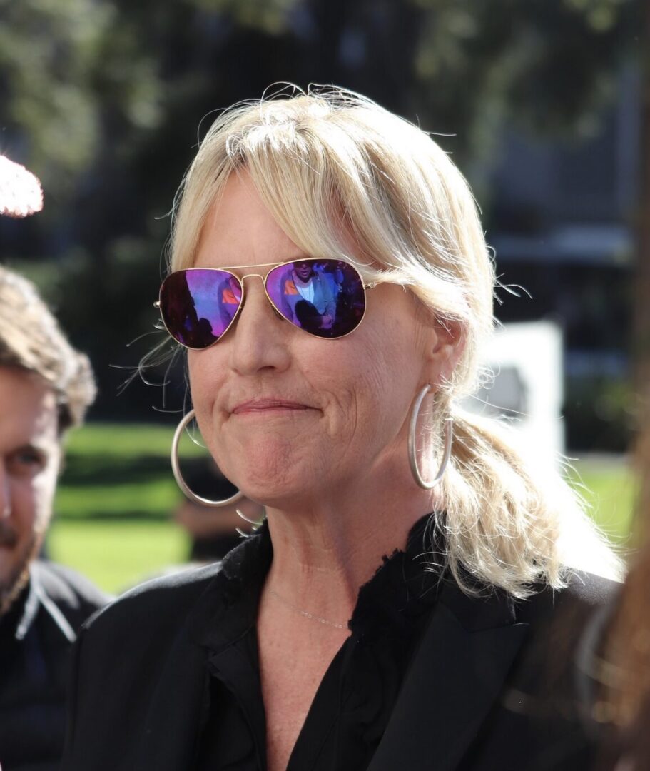 L'ACTIVISTE ERIN BROCKOVICH S'ATTAQUE AUX DATA CENTERS DE L'IA