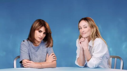 Penélope Cruz et Olivia Wilde, actrices et réalisatrice, échangent face à face dans une vidéo publiée par le magazine américain Allure.