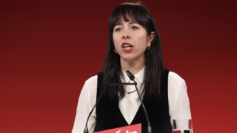 Elif Eralp, candidate de Die Linke à Berlin, lors de la campagne des élections régionales de septembre 2026.