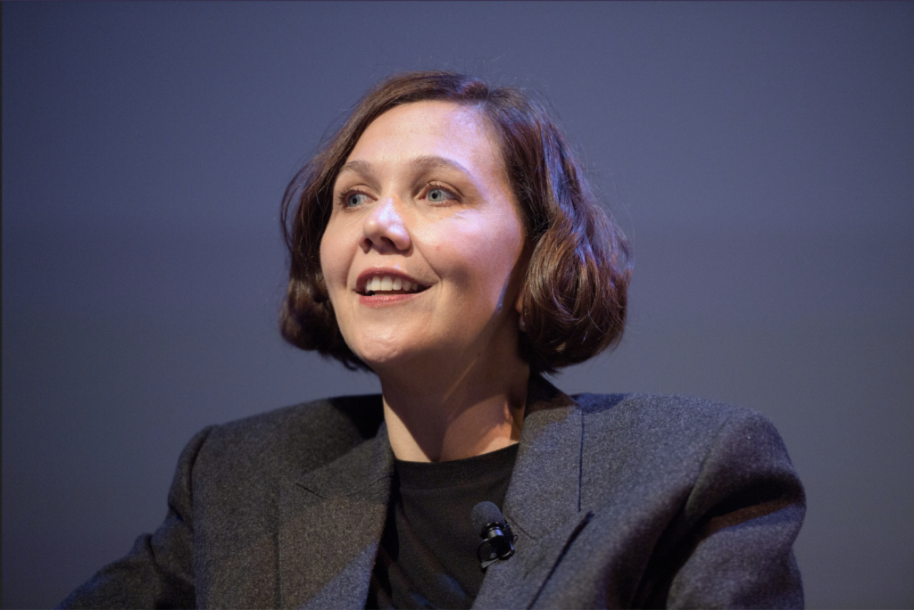 À LA MOSTRA DE VENISE, MAGGIE GYLLENHAAL DÉNONCE LES OBSTACLES « SYSTÉMIQUES » QUI FREINENT LES RÉALISATRICES