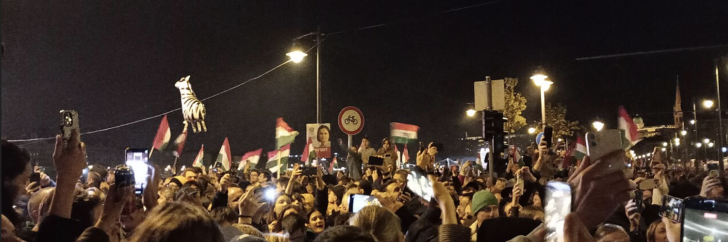 Une foule réunie à Budapest devant les écrans diffusant le discours de victoire de Péter Magyar.