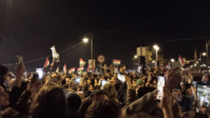 Une foule réunie à Budapest devant les écrans diffusant le discours de victoire de Péter Magyar.